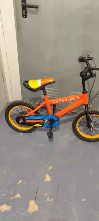 Bicicleta infantil naranja y amarilla