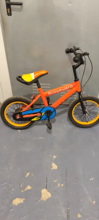 Bicicleta infantil naranja y amarilla