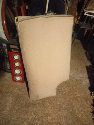 Sofá de tela beige