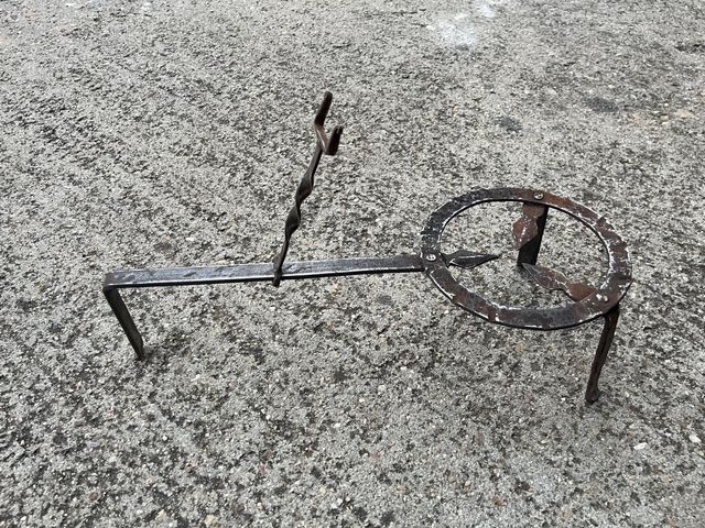 Soporte antiguo para calderos