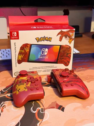 Hori Split Pad Pro Pokémon Charizard Pikachu