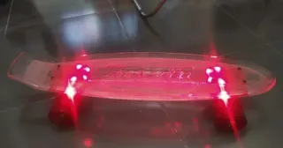 Monopatín Transparente con Ruedas Rojas