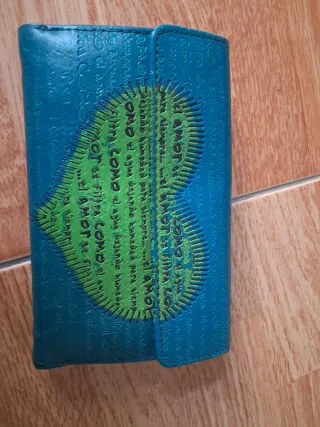 Monedero azul y verde con diseño de corazón