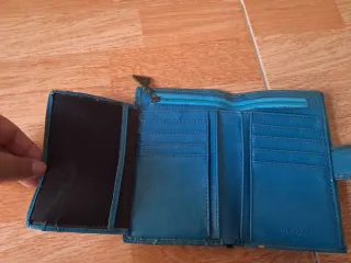 Monedero azul y verde con diseño de corazón