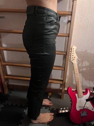 Pantalón de cuero campana