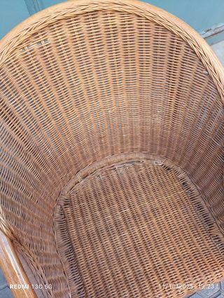 Sillón de mimbre marrón