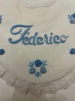 Bavaglino ricamato Federico