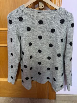 Jersey gris con lunares negros