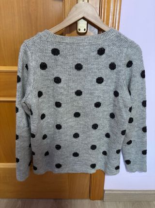 Jersey gris con lunares negros