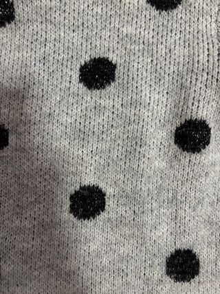 Jersey gris con lunares negros