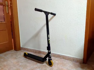 Patinete infantil negro y amarillo