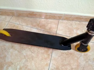 Patinete infantil negro y amarillo