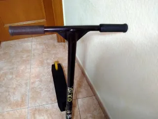 Patinete infantil negro y amarillo