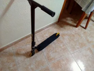 Patinete infantil negro y amarillo