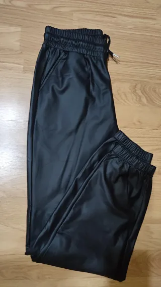 Pantalón polipiel negro