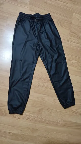 Pantalón polipiel negro