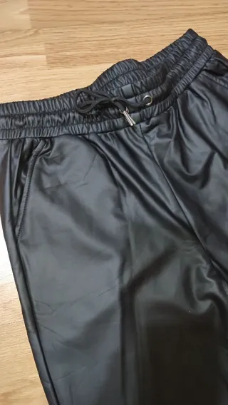 Pantalón polipiel negro