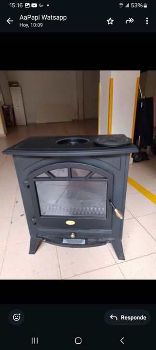 La stufa elettrica imita una stufa a legna
