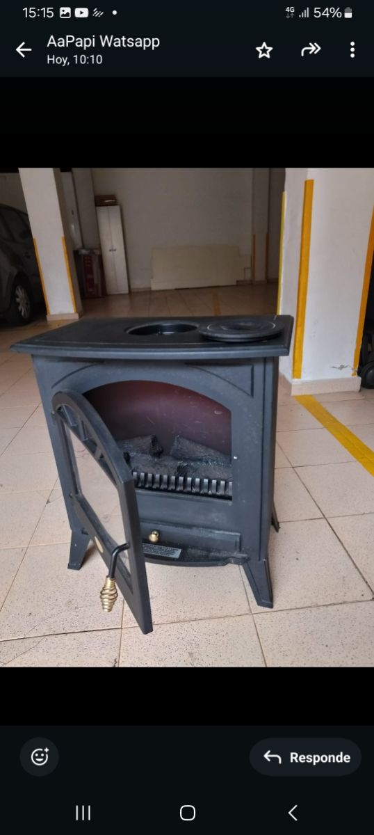 Estufa calefaztor eléctrica imita a estufa de leña