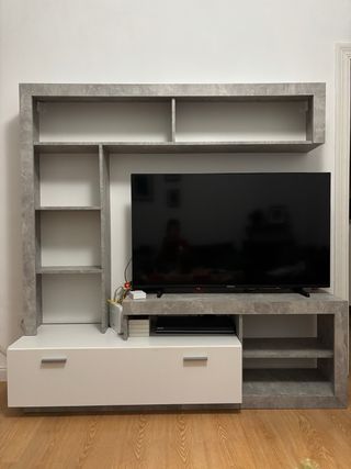 Mueble de salón gris y blanco