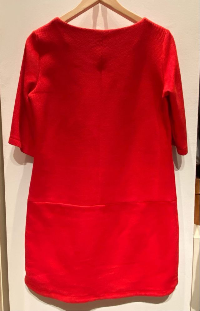 Vestido rojo con bolsillos.