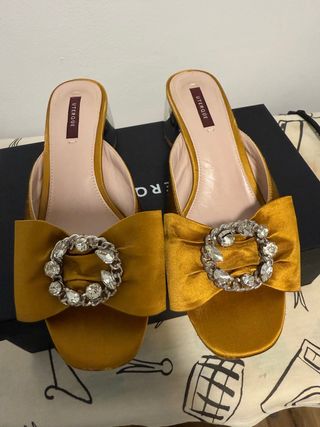 Sandalias Uterqüe Doradas con Lazo y Pedrería