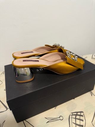 Sandalias Uterqüe Doradas con Lazo y Pedrería