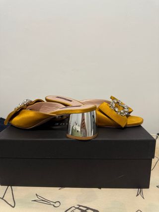 Sandalias Uterqüe Doradas con Lazo y Pedrería