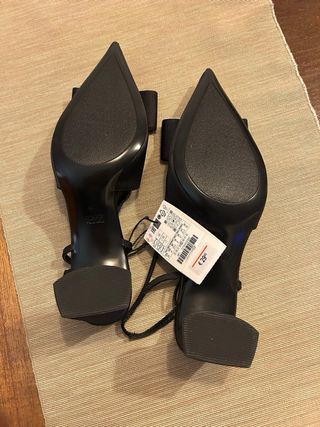 Zapatos de tacón Zara negros con lazo