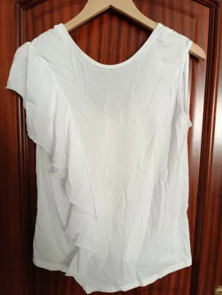 Camiseta blanca con volantes