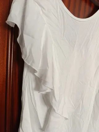 Camiseta blanca con volantes