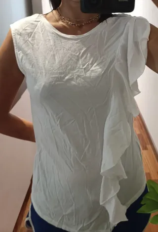 Camiseta blanca con volantes