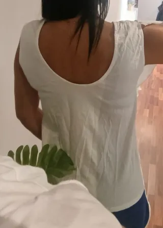 Camiseta blanca con volantes