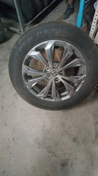 Llantas con neumáticos Toyota