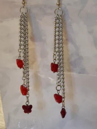 Orecchini pendenti con farfalla e cuori rossi