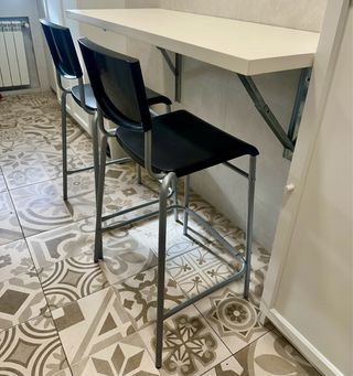 Mesa plegable de pared + 2 taburetes