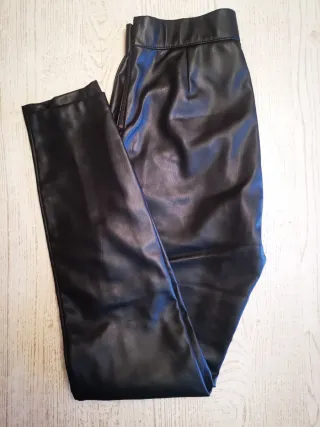 Pantalón efecto piel Zara Talla S

