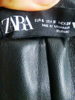 Pantalón efecto piel Zara Talla S

