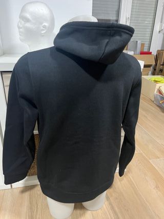 Sudadera deportiva con capucha negra