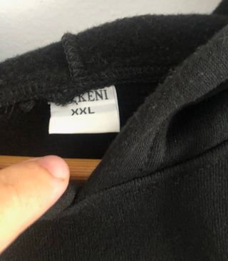Sudadera deportiva con capucha negra