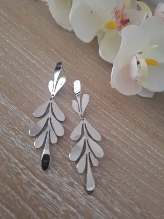 Pendientes largos plateados diseño hoja