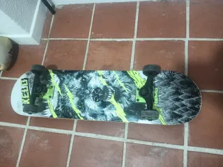 Monopatín con diseño de lobo