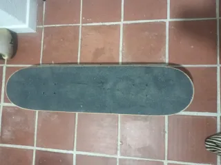 Monopatín con diseño de lobo