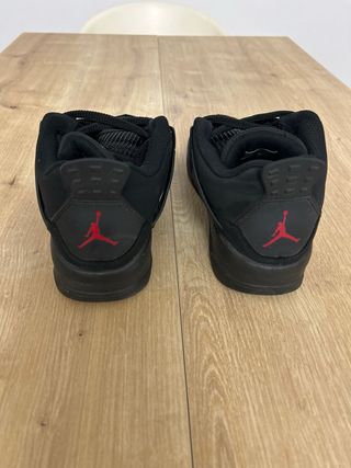 Jordan 4 Bambas Negras Rojas
