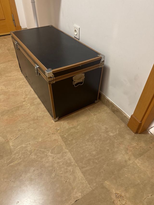 Baúl negro y marrón