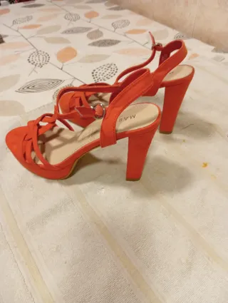 Sandalias rojas de tacón