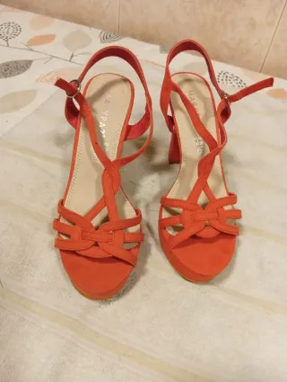 Sandalias rojas de tacón