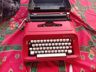 Macchina da scrivere Underwood 319 rossa