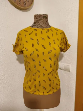 Camiseta mostaza con estampado de plumas