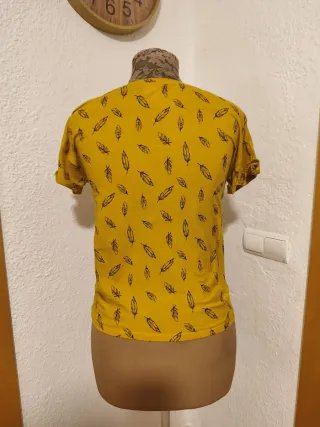 Camiseta mostaza con estampado de plumas